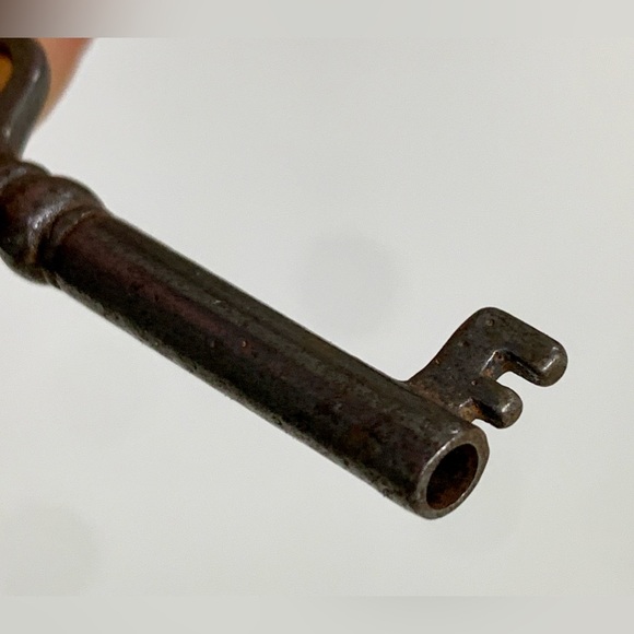 Early 20th Century Antique Hollow Barrel Skeleton Key - Picture 9 of 9